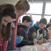 Und praktisch: Kleine Experimente zum Selbermachen