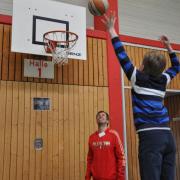 Volltreffer: Der Ballparcours in der Sporthalle