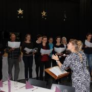 Lehrerchor bei der Weihnachtsfeier der Mitarbeiter