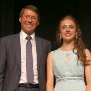 Hannah Kollmer mit Bürgermeister Bruno Metz